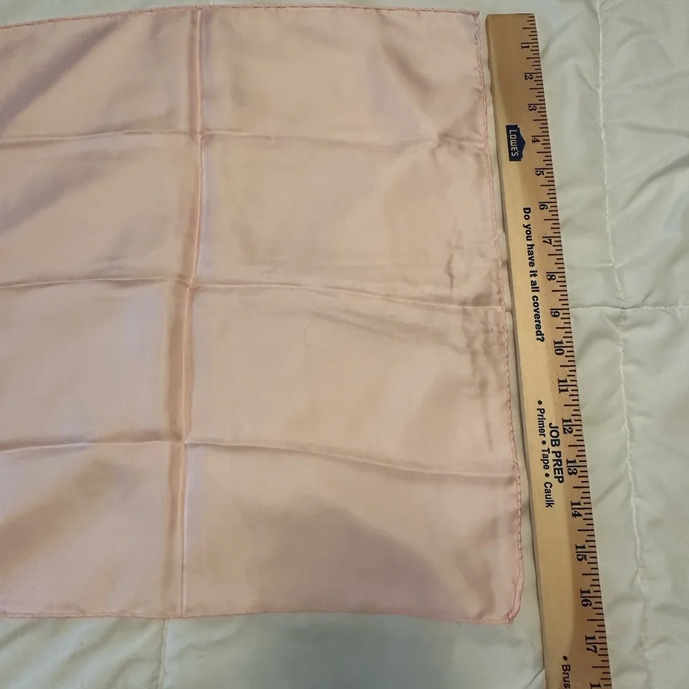 Elegant 100% Silk Italian scarf in pink - Picture 4 of 5